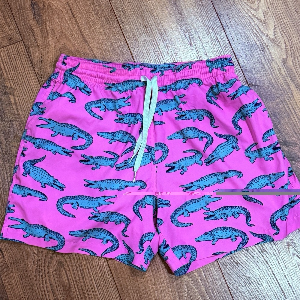 Chubbies  Mens Swim Trunks Shorts Sz M  5.5" Inseam Alligator Print Pink Preppy